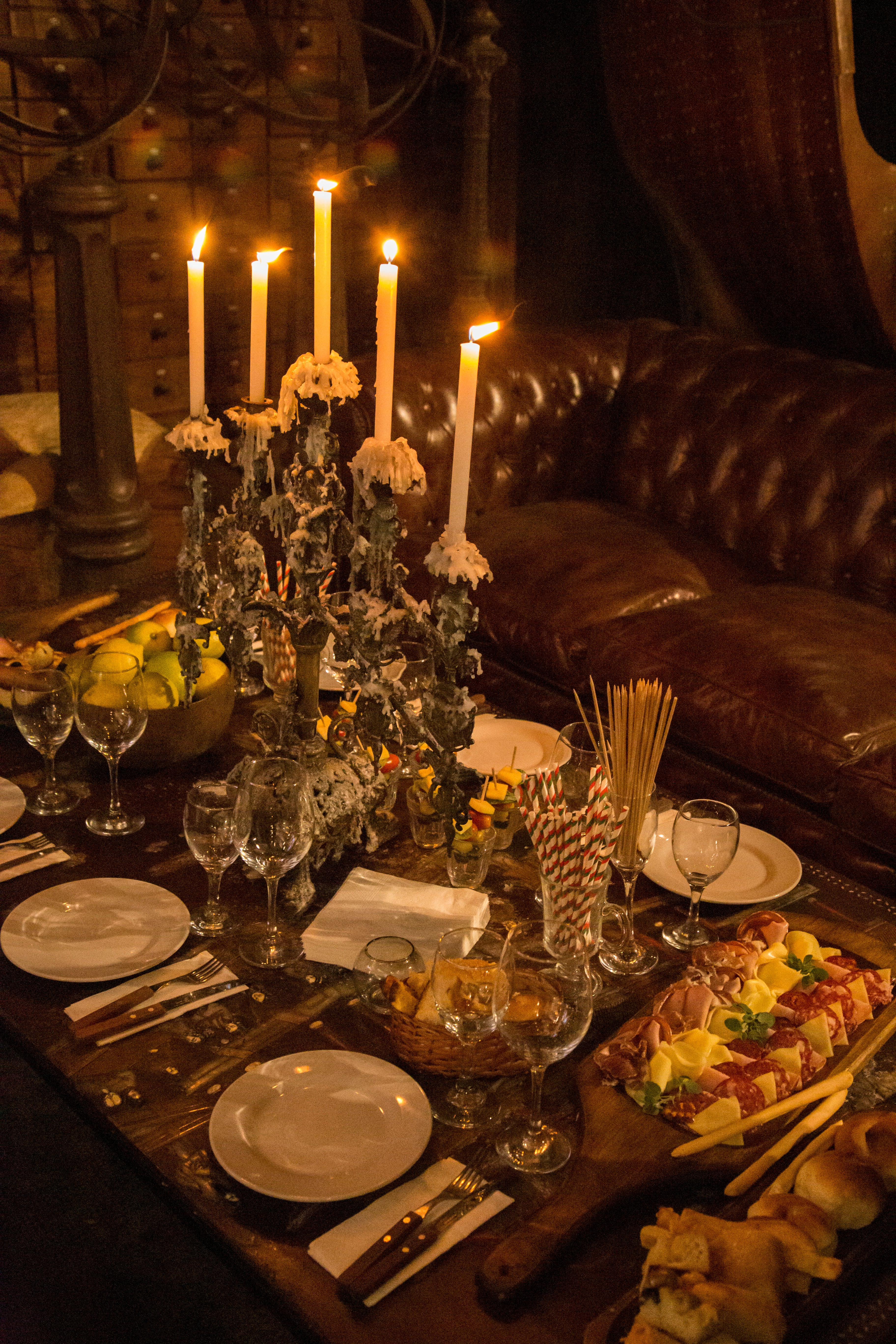 Entre candelabros y sillones Chesterfield, la propuesta es de una cocina italiana pero sin sofisticaciones