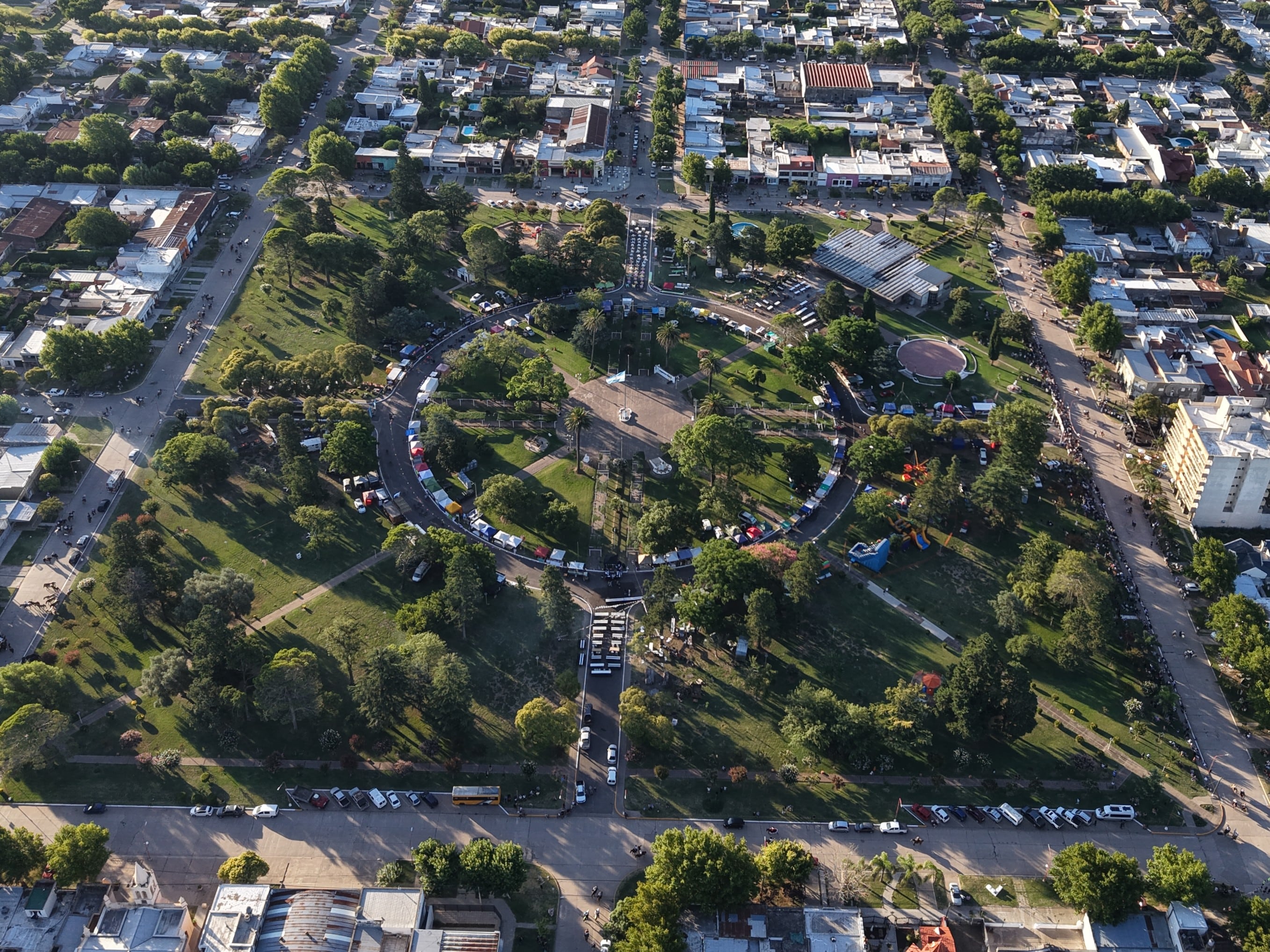 A pesar de ser un pueblo pequeño, su plaza abarca cuatro manzanas y es un gran pulmón verde