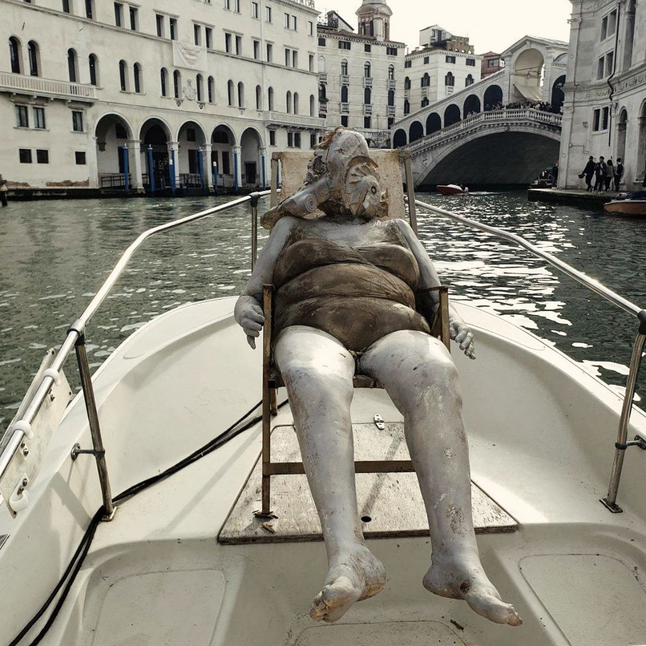 Galerías fantasmas que aparecen y desaparecen entre palacios: el lado B de la Bienal de Venecia
