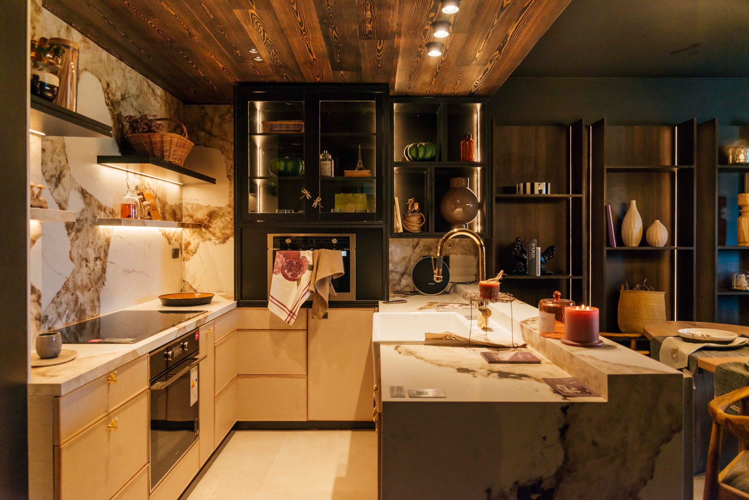 La cocina del departamento proyectado por Loly Albasini, pensado para la introspección de una familia en duelo.