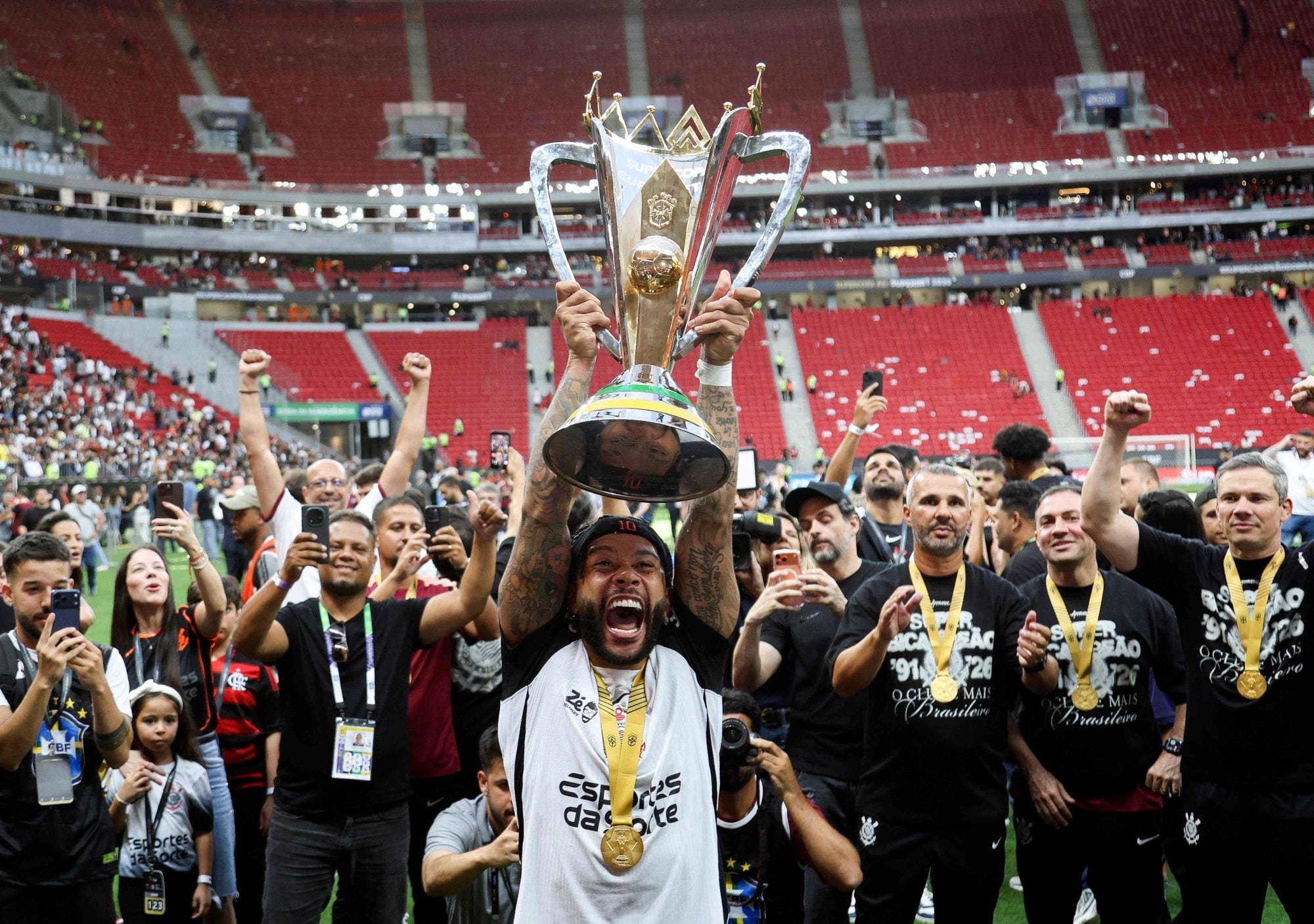 Memphis Depay levanta la Supercopa do Brasil; a pesar de los problemas financieros, Corinthians le ganó la final a Flamengo (Photo by Sergio Lima / AFP)
