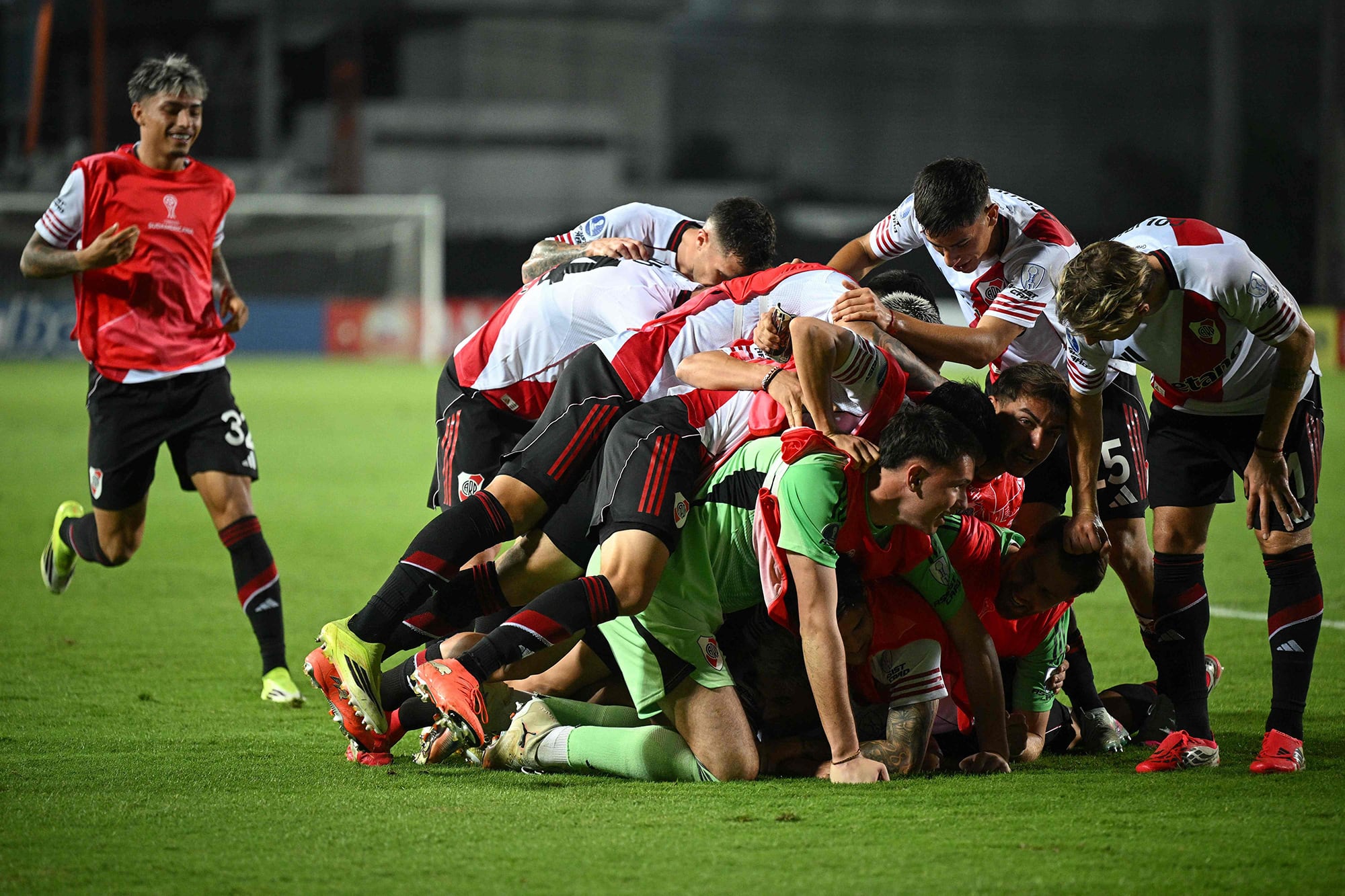 La montonera del festejo final: River jugó un partido de múltiples escenarios y en la última acción logró la victoria que lo afirma como puntero del Grupo H de la Copa Sudamericana