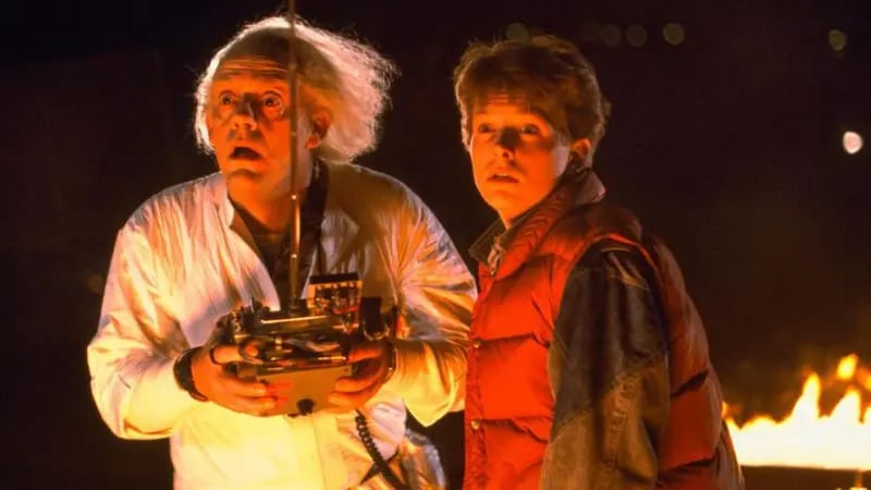El actor en una escena de Volver al futuro; esa saga que lo llevó a la fama y donde interpretó a Marty McFly; un adolescente de California que regresa a los años 50 cuando un experimento de su excéntrico amigo científico Doc Brown (Christopher Lloyd) sale mal