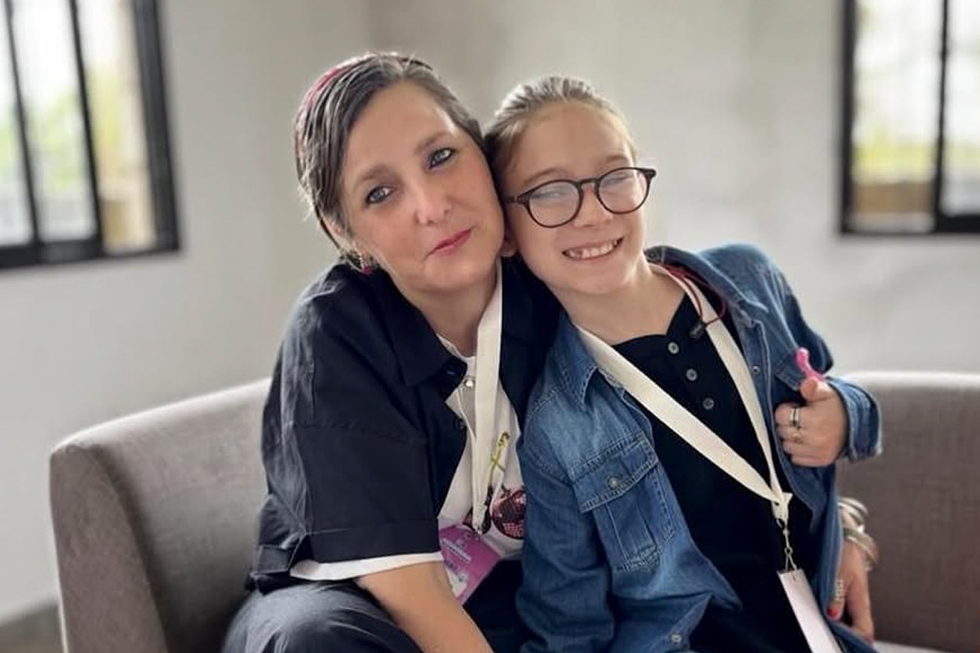 Ian Moche con su madre, Marlene