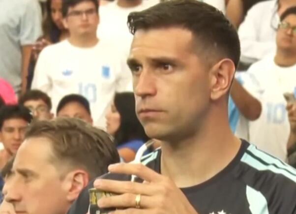 Dibu Martínez y mate muy especial, en la previa del amistoso frente a Islandia