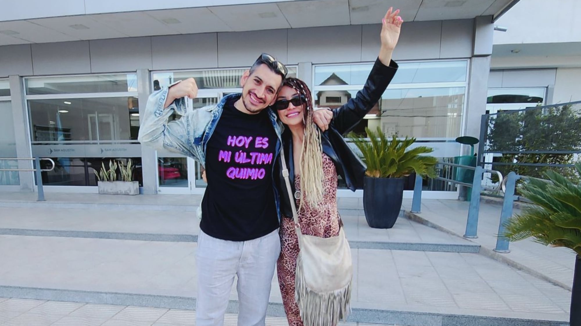 El último día de quimio de Richard, acompañado por el amor de su vida.