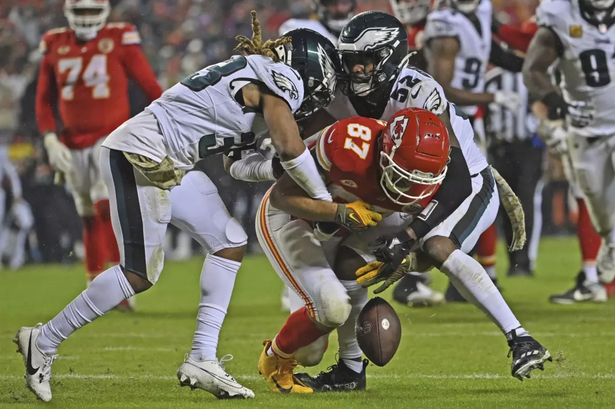 En el último enfrenamiento entre Eagles y Chiefs, el equipo de Philadelhpia se llevó la victoria (Peter Aiken/AP)