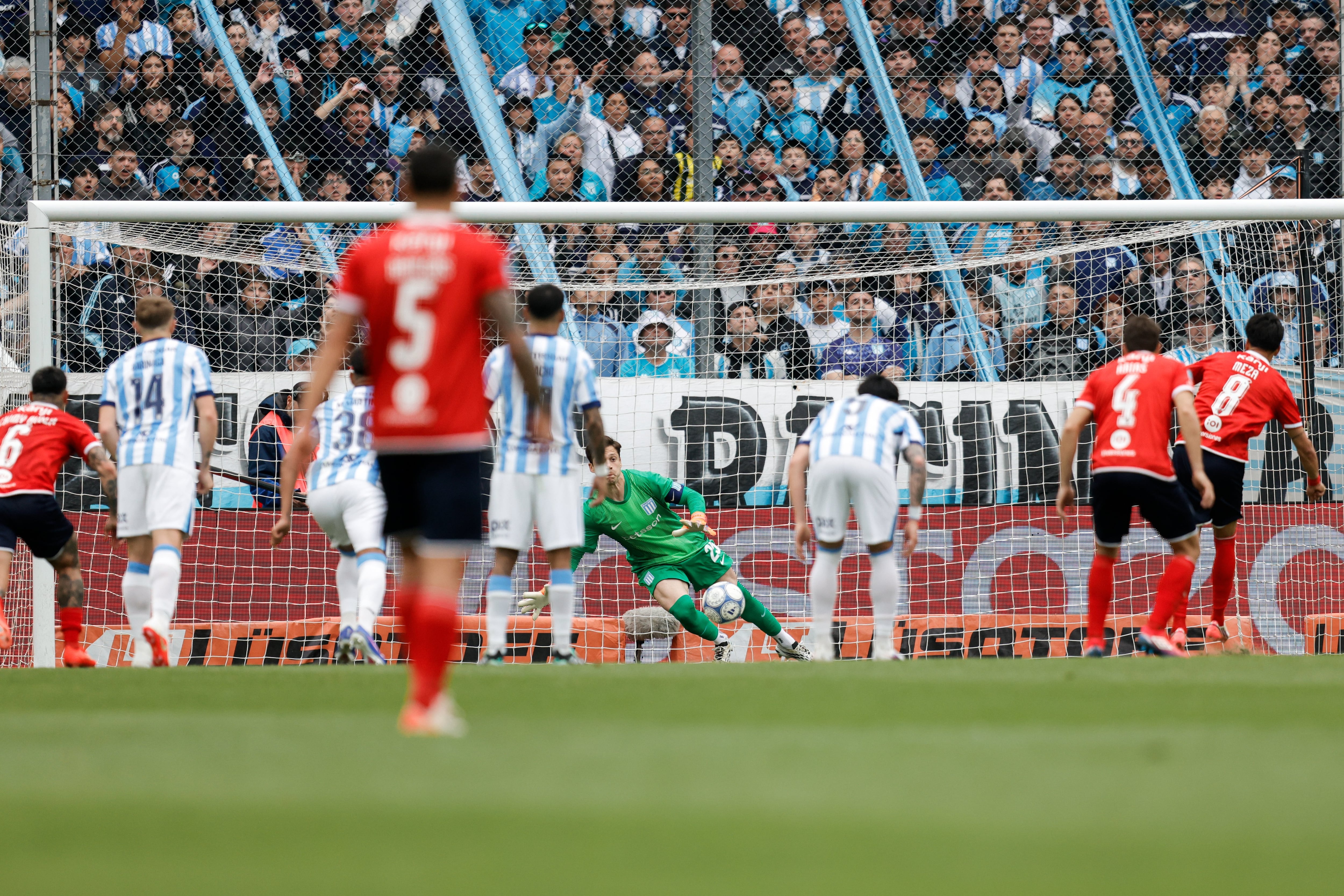 De penal, Maximiliano Meza marca el empate de Independiente; el Rojo cambió la actitud en el segundo tiempo