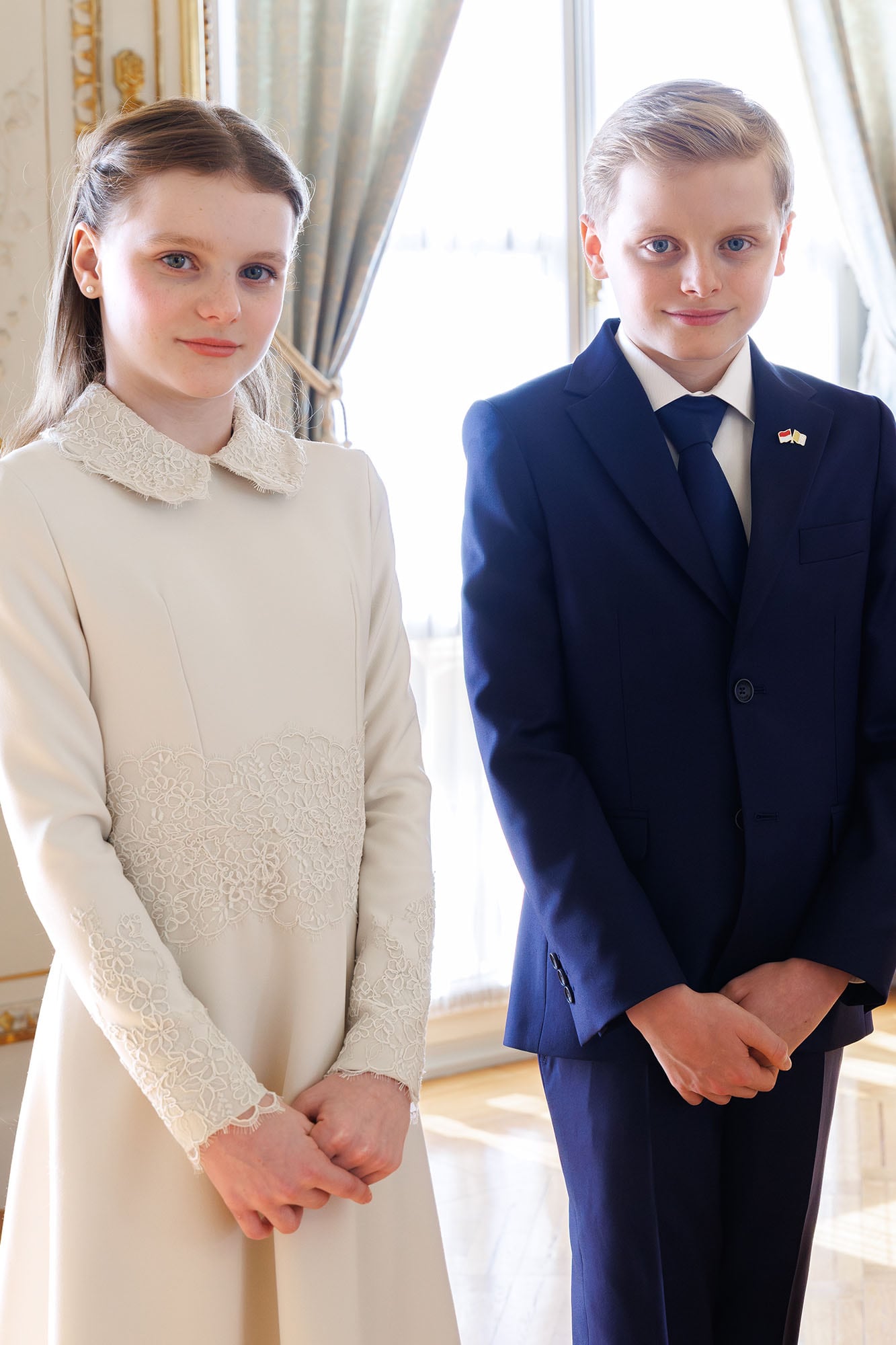 Jacques y Gabriella brillaron en su rol de pequeños embajadores. Los mellizos le entregaron al Sumo Pontífice un ramo de flores blancas y amarillas (los colores del Vaticano)