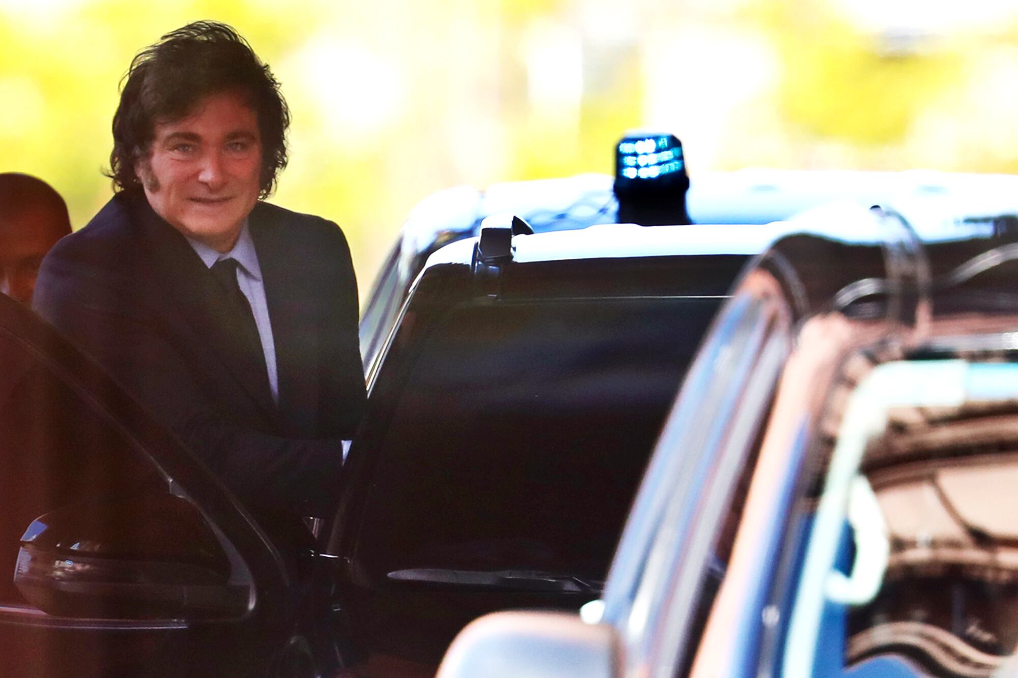 Javier Milei saliendo de Casa Rosada