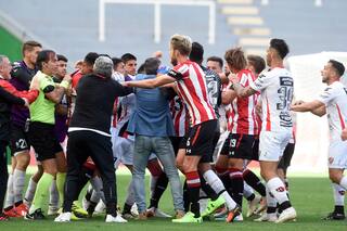 Puñetazos, patadas y la "vergüenza" del DT: el final de Estudiantes-Patronato