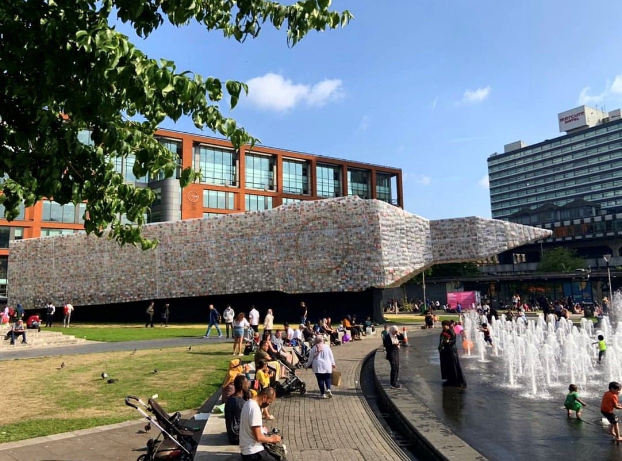 El Big Ben de Marta Minujín en Piccadilly Gardens, en 2021