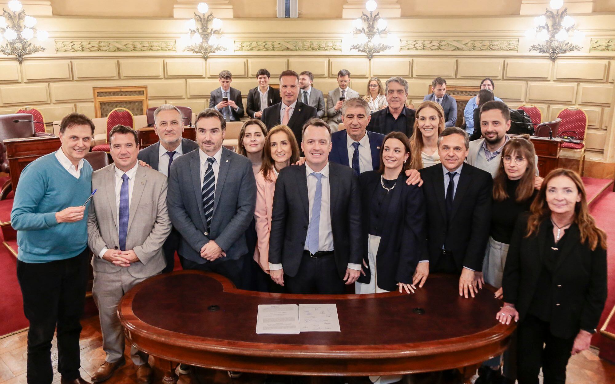 Los integrantes de la Comisión Redactora de la reformar constitucional santafesina