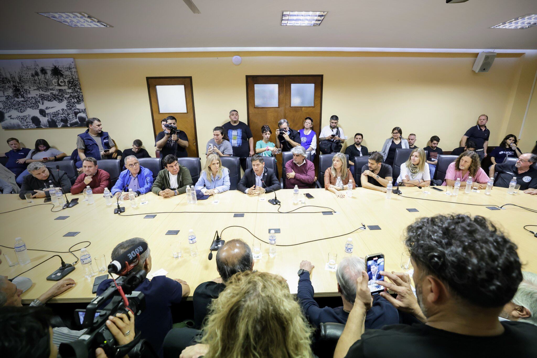 Kicillof, varios de sus ministros e intendentes, en la mesa de la CGT