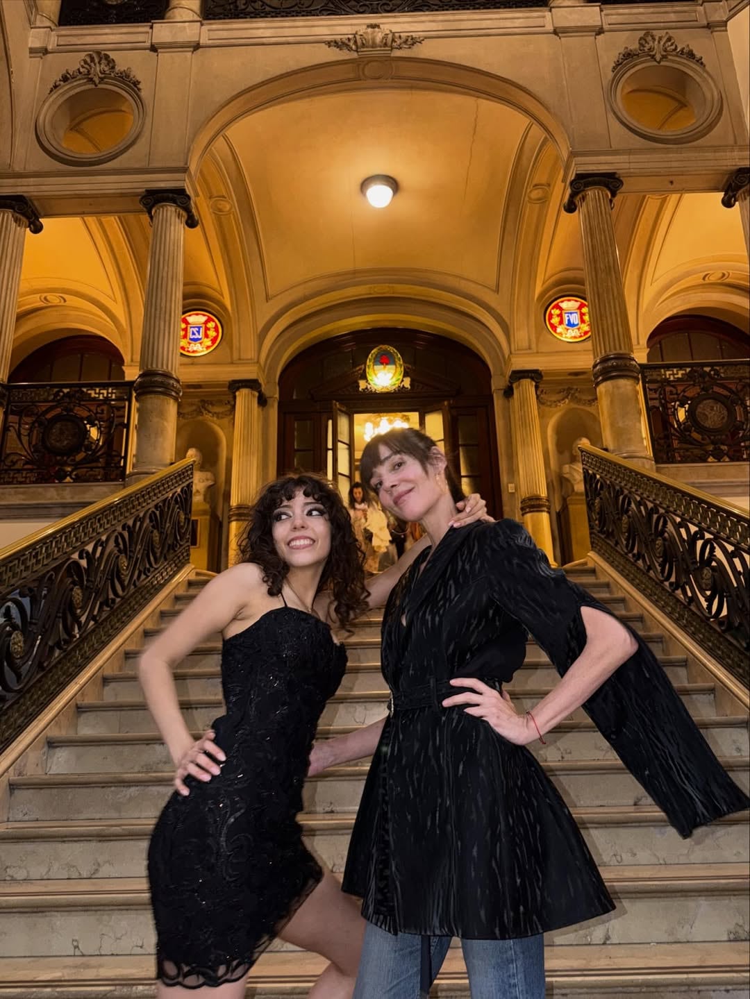 Madre e hija durante el acto académico (Foto: Instagram @elofurriel_)