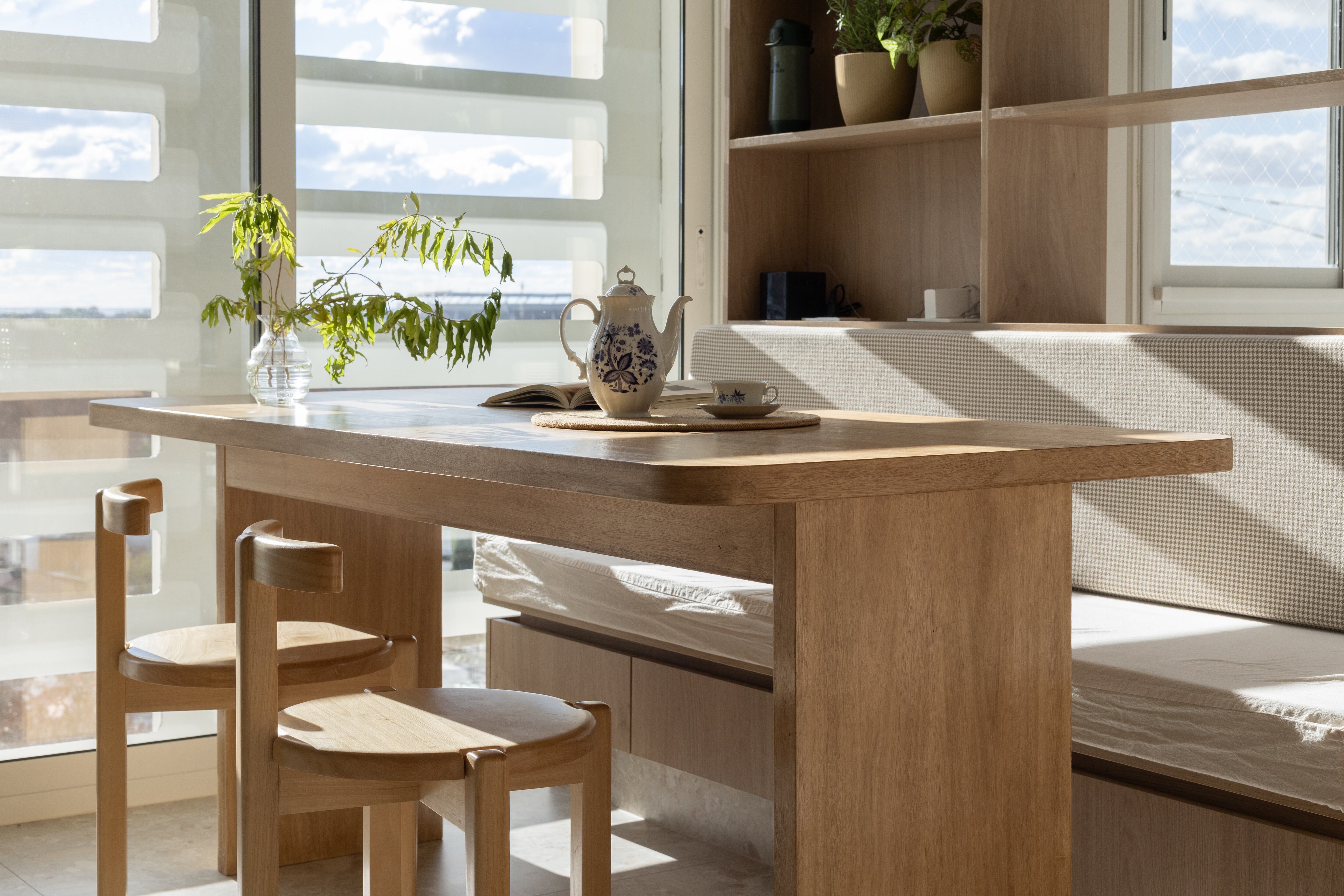 Banco de comedor y estantes divisorios, en Melamina Roble Kendall Natural (Egger).