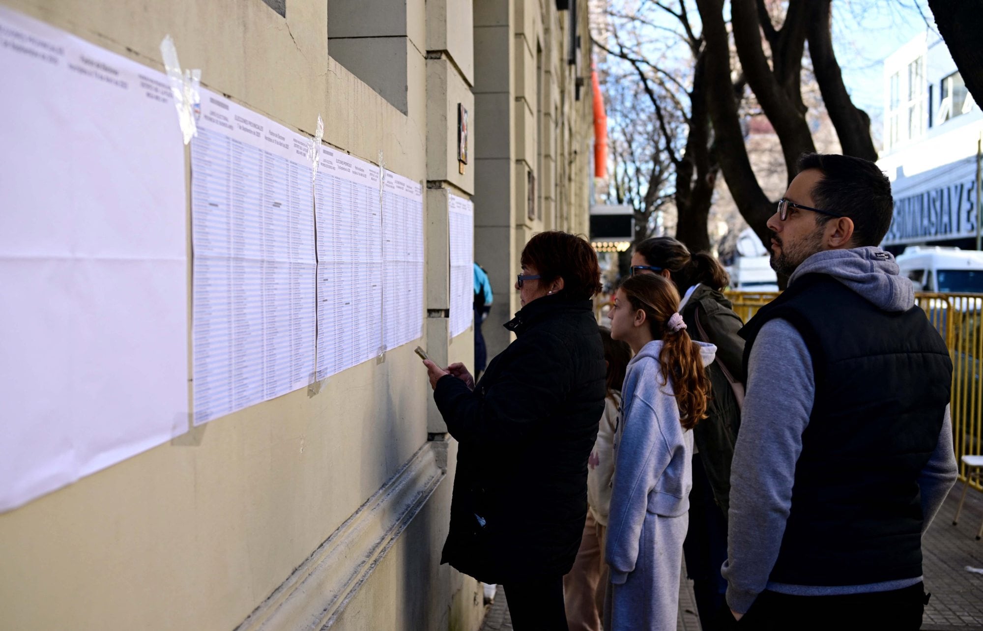 Votantes revisan el padrón electoral en La Plata