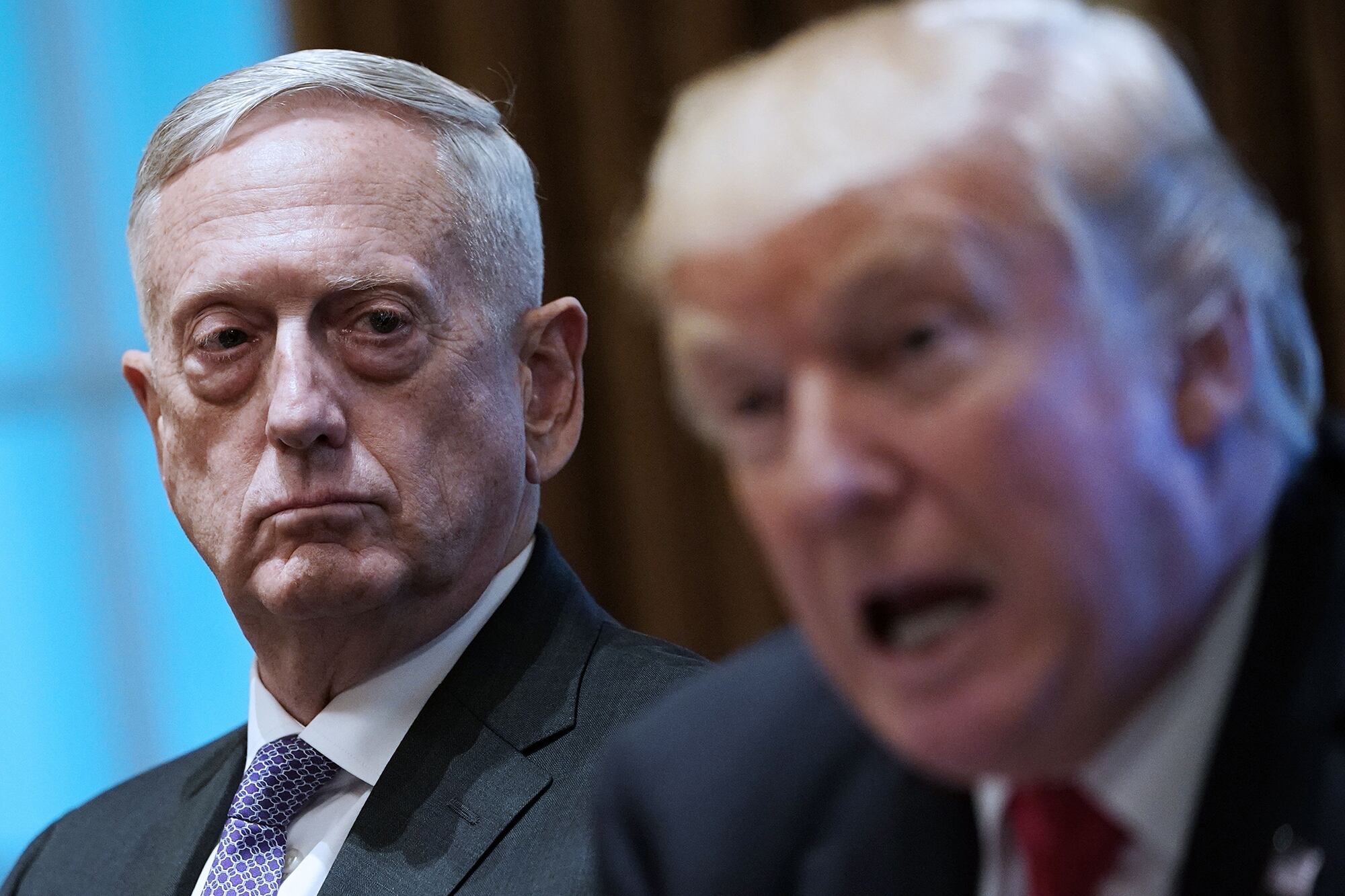 James Mattis y Donald Trump, en 2017, durante un encuentro con jefes militares