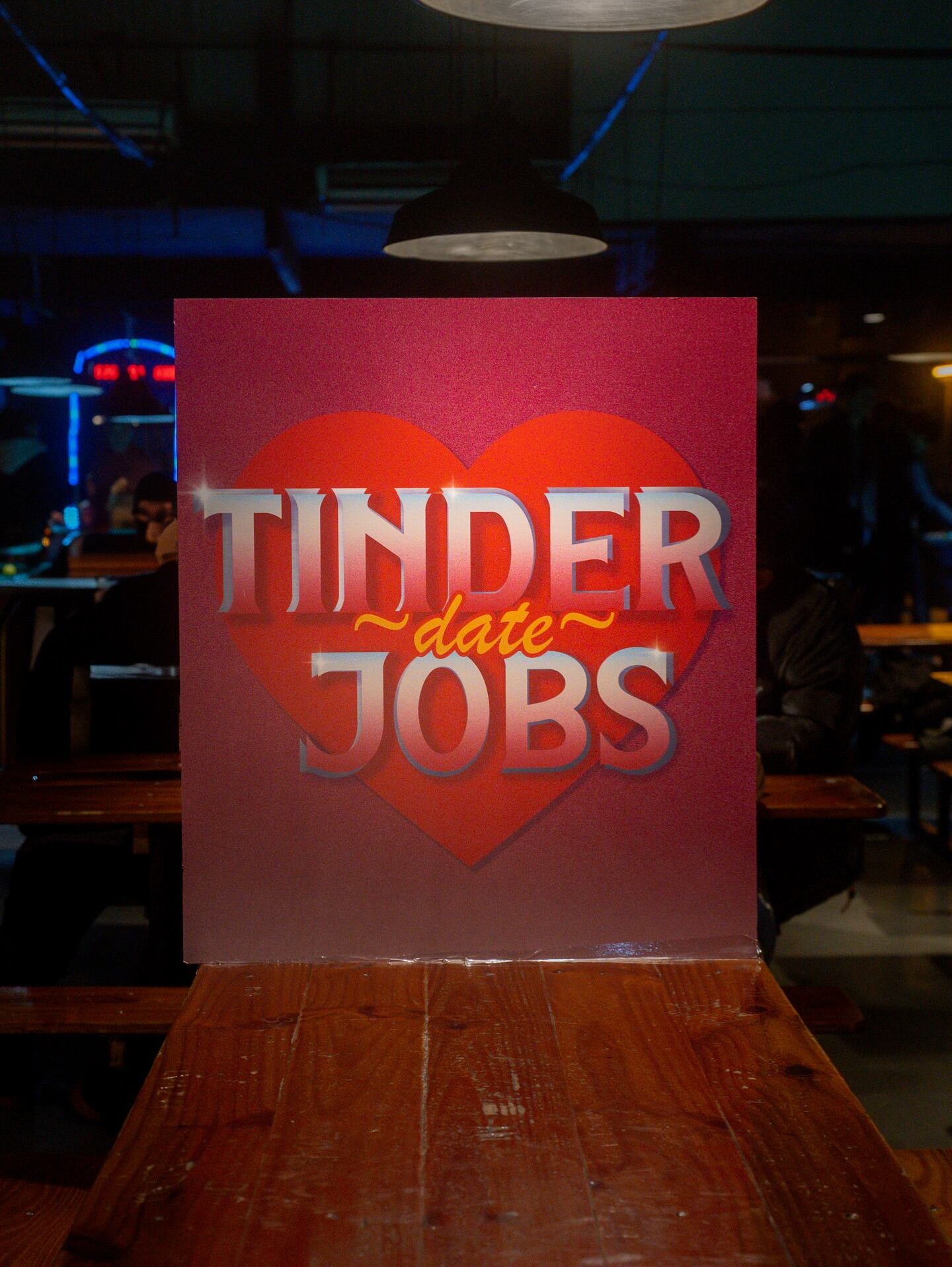 En las noches de Tinder Jobs el anfitrión distribuye a las personas en distintas mesas, coloca una cintita que indica la orientación y propone dinámicas de juegos grupales