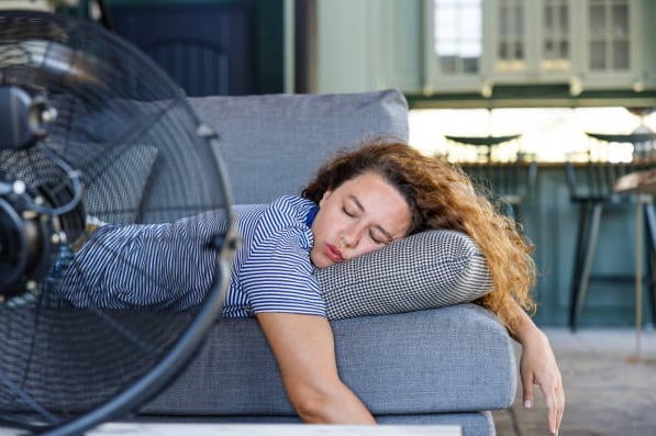 El ventilador, un viejo aliado para combatir el calor al momento de acostarse