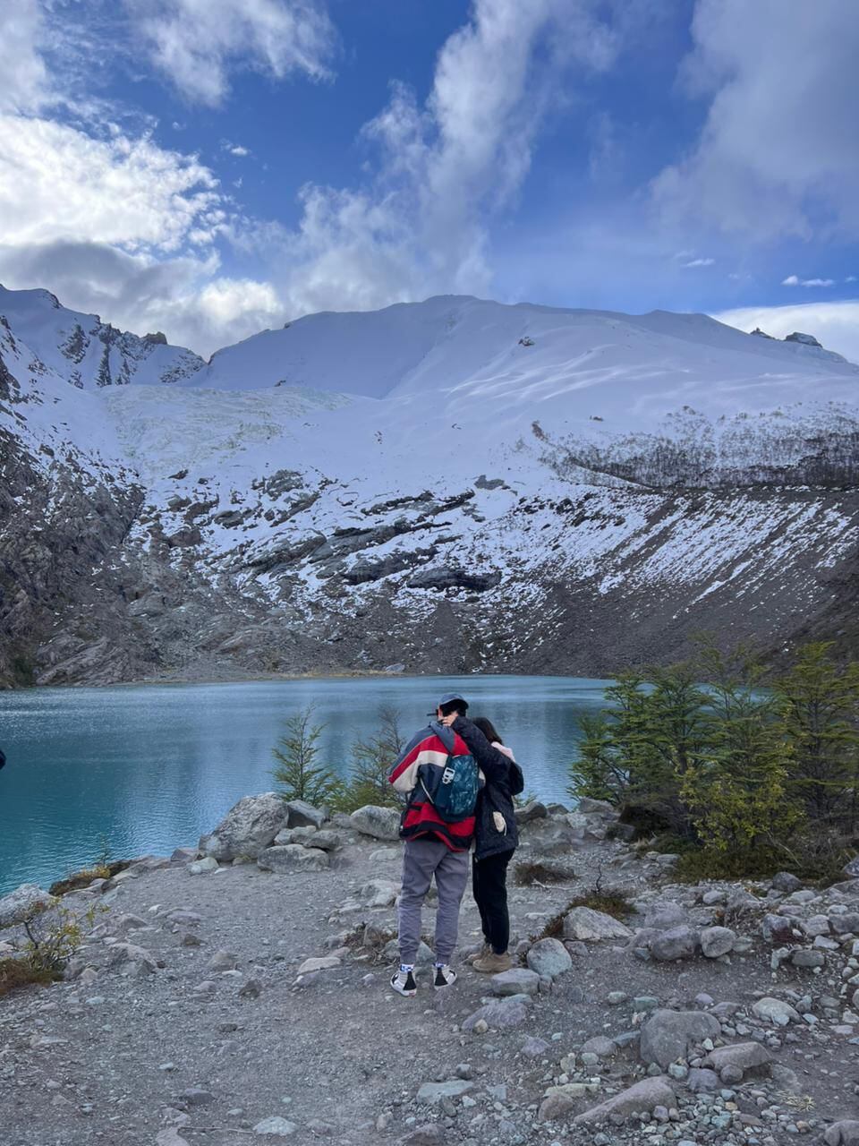 La pareja sustenta su viaje con el detallado de autos; a cada ciudad que van ofrecen sus servicios