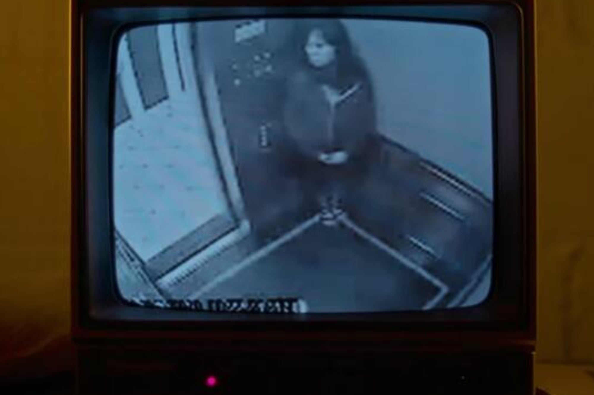 Las imágenes de la joven en el ascensor fueron difundidas por la Policía (Foto: Netflix)