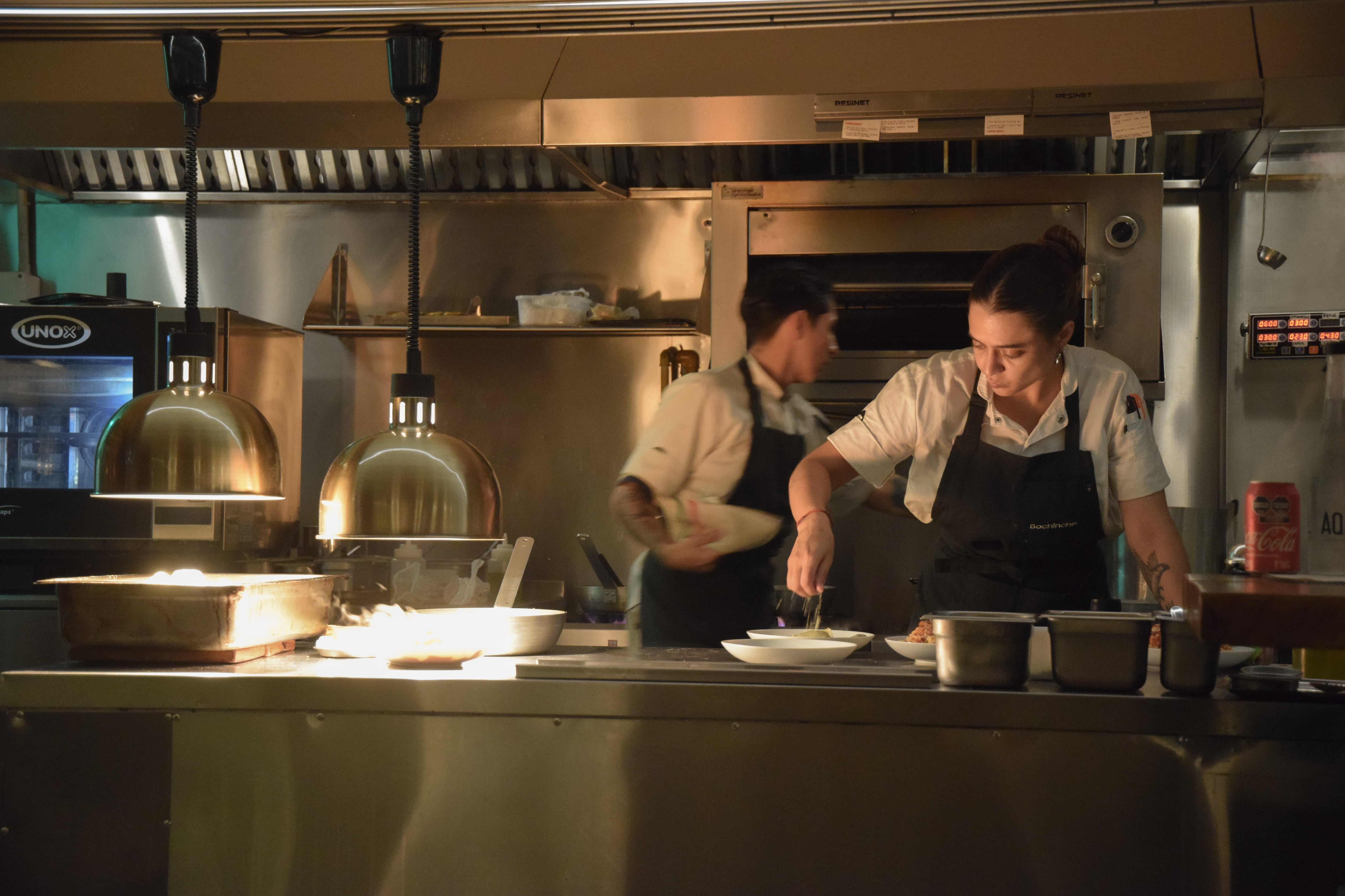 La cocina a la vista y en acción, uno de los atractivos del lugar