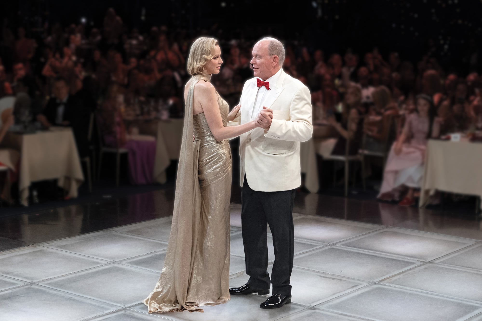 Como marca la tradición, los príncipes Alberto y Charlene inauguraron la velada con el baile para dos en la pista