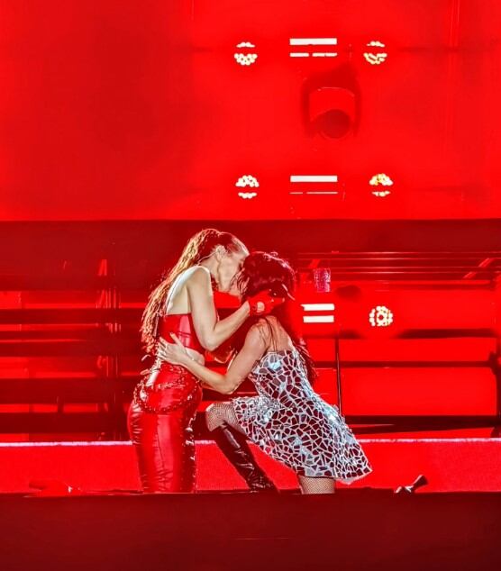 El beso entre Lali y Natalia Oreiro en medio de un show en Uruguay
