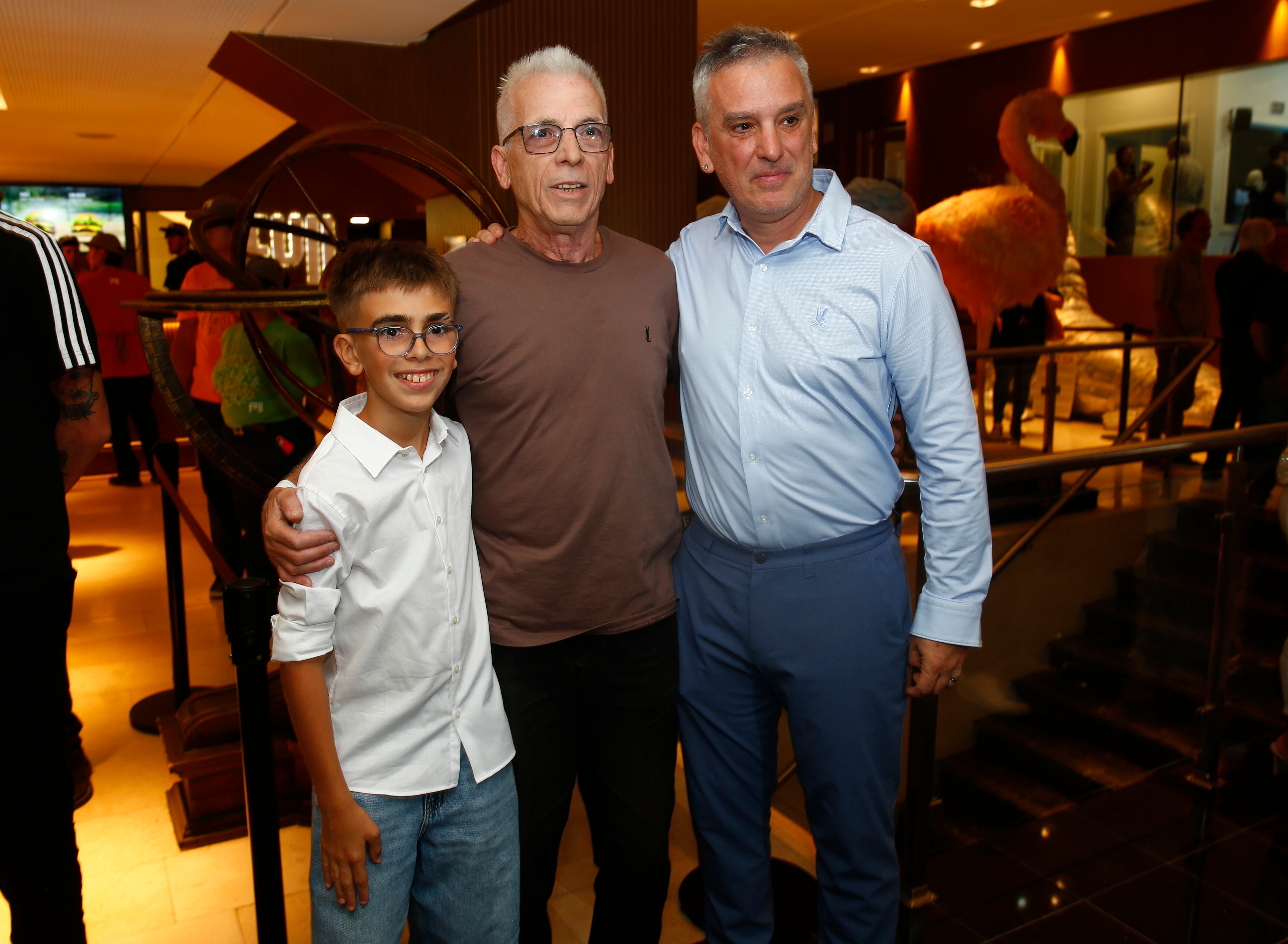 El anfitrión Marcelo González, junto a su hijo León -un productor en potencia- y el actor Gerardo Romano en el foyer del Tronador, que cuenta con piezas escenográficas del Teatro Colón porteño