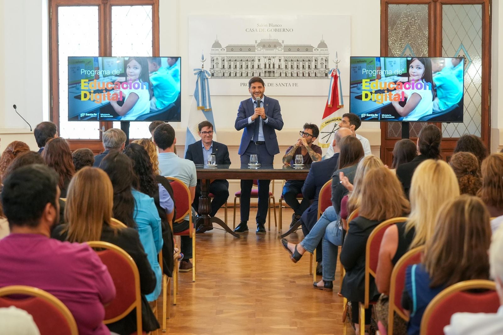 El Gobierno de Santa Fe presentó el Programa de Educación Digital durante un acto en la Casa de Gobierno, donde se anunciaron las nuevas reglas para el uso del celular en las escuelas de la provincia