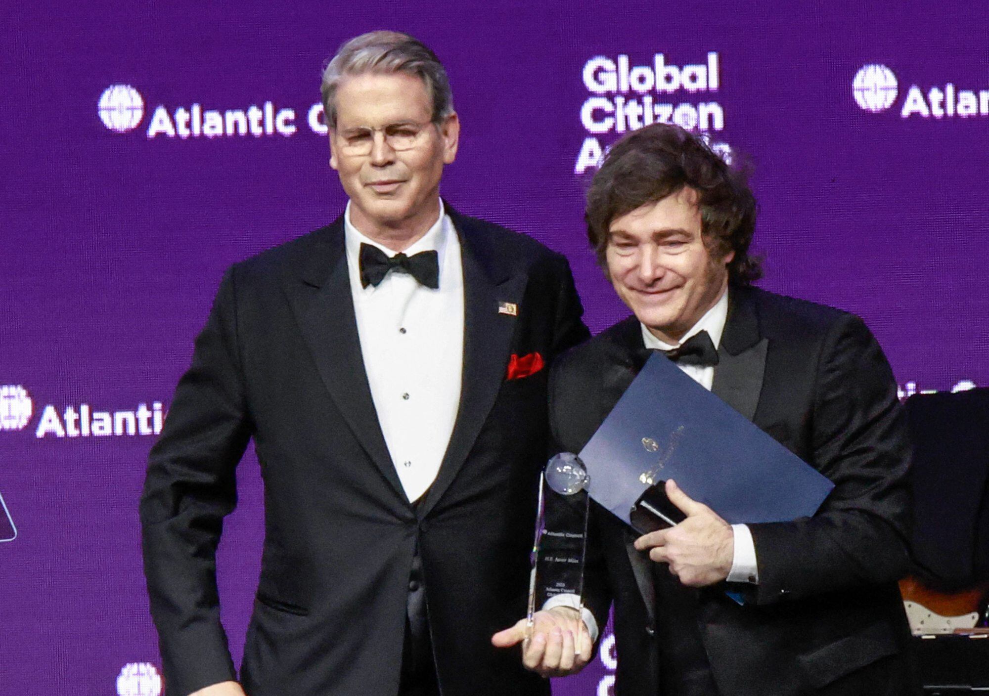 El presidente argentino Javier Milei recibe el un premio del Atlantic Council  Global de manos del secretario del Tesoro de Estados Unidos, Scott Bessent, durante una ceremonia en Nueva York.