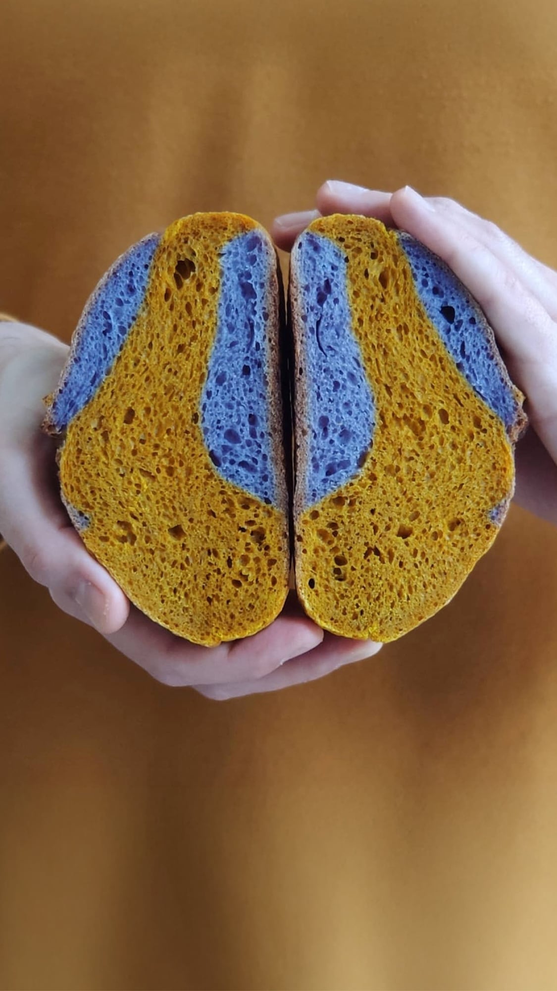 “El momento en que el pan se abre y revela su interior es la performance”, dice Nikolaos Chandolias