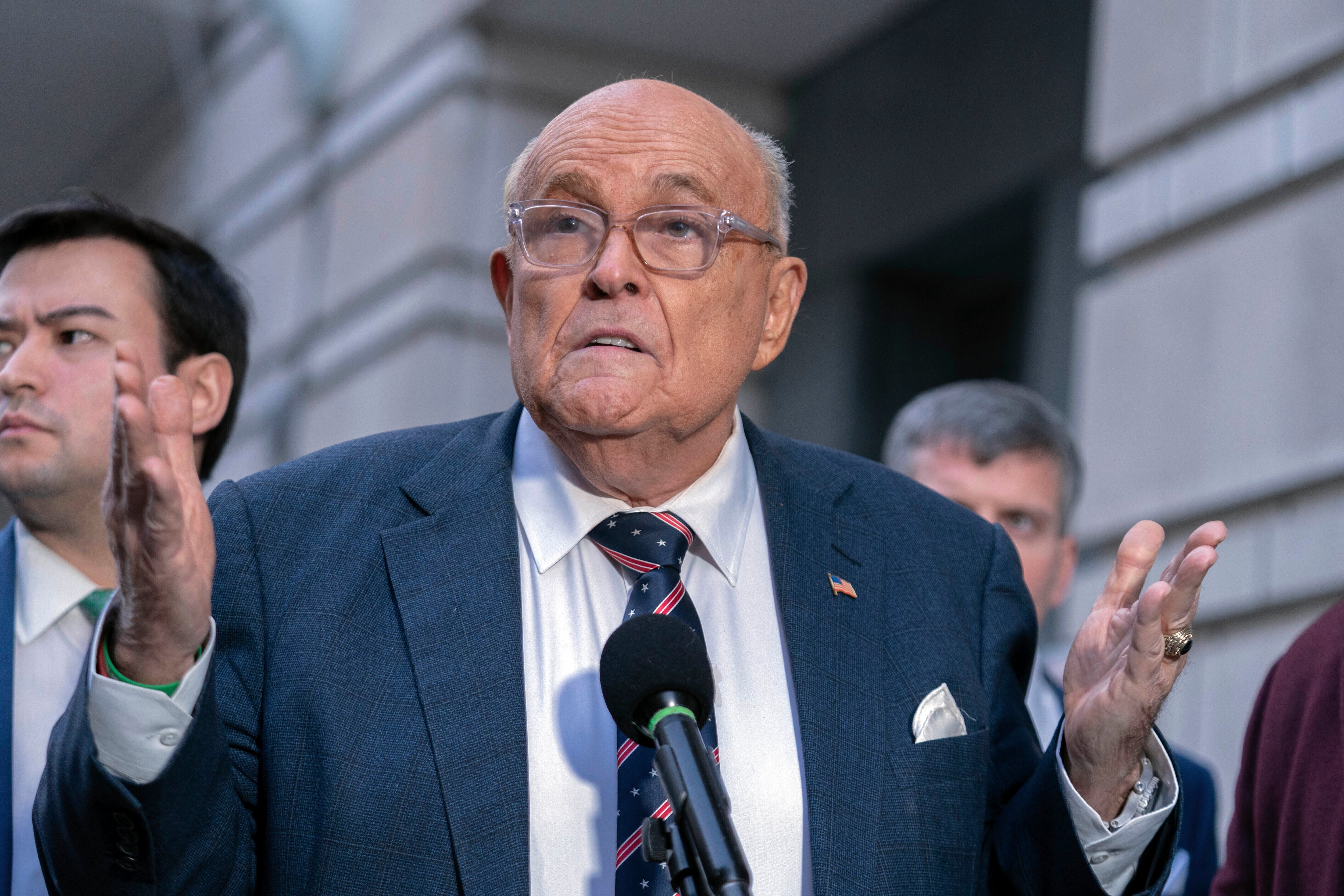 Rudy Giuliani habla después de salir de un tribunal federal en Washington