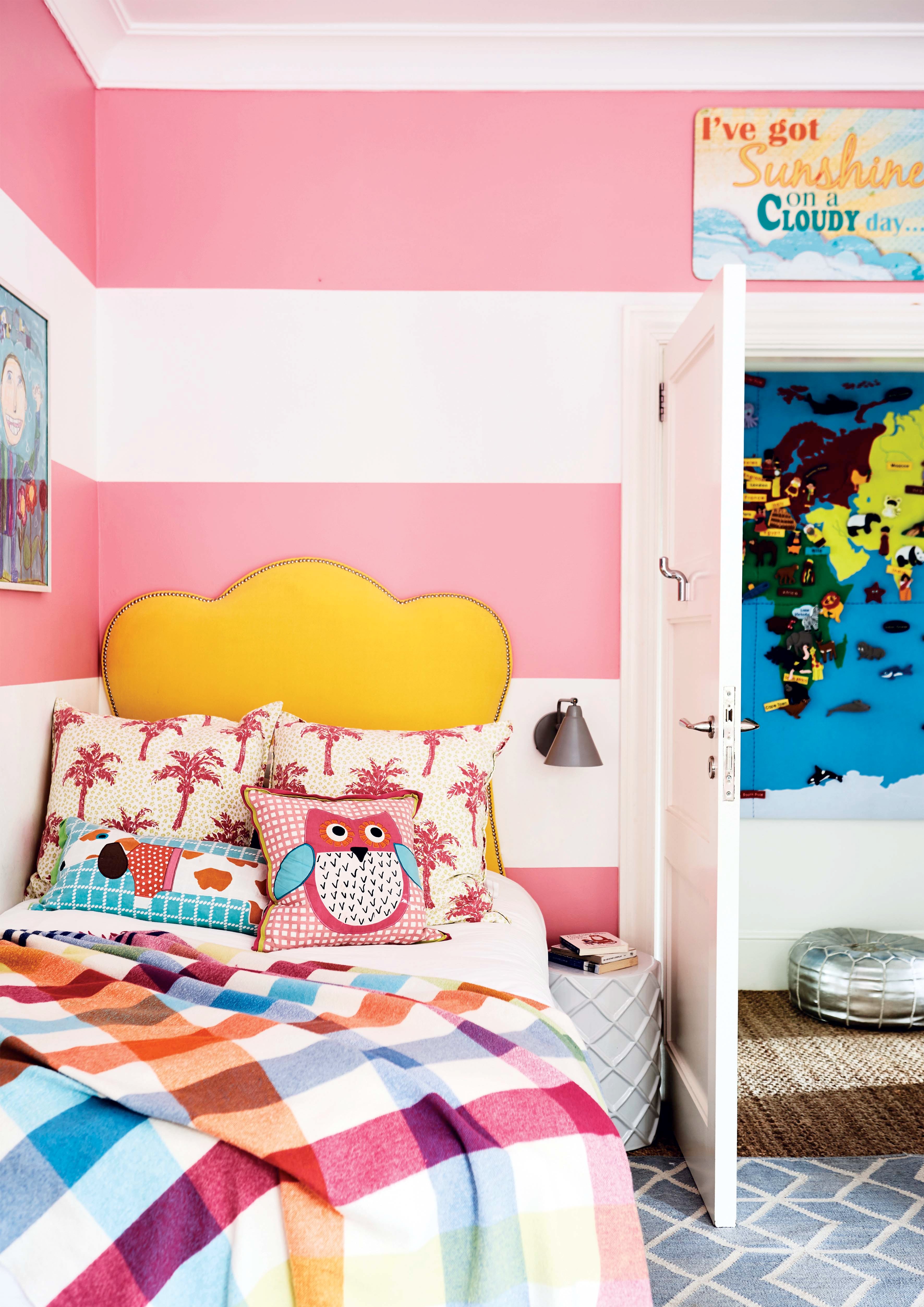 Cover (Designers Guild). La puerta abierta permite ver el pasillo con un mapamundi de fieltro traído de Londres (The Conran Shop).