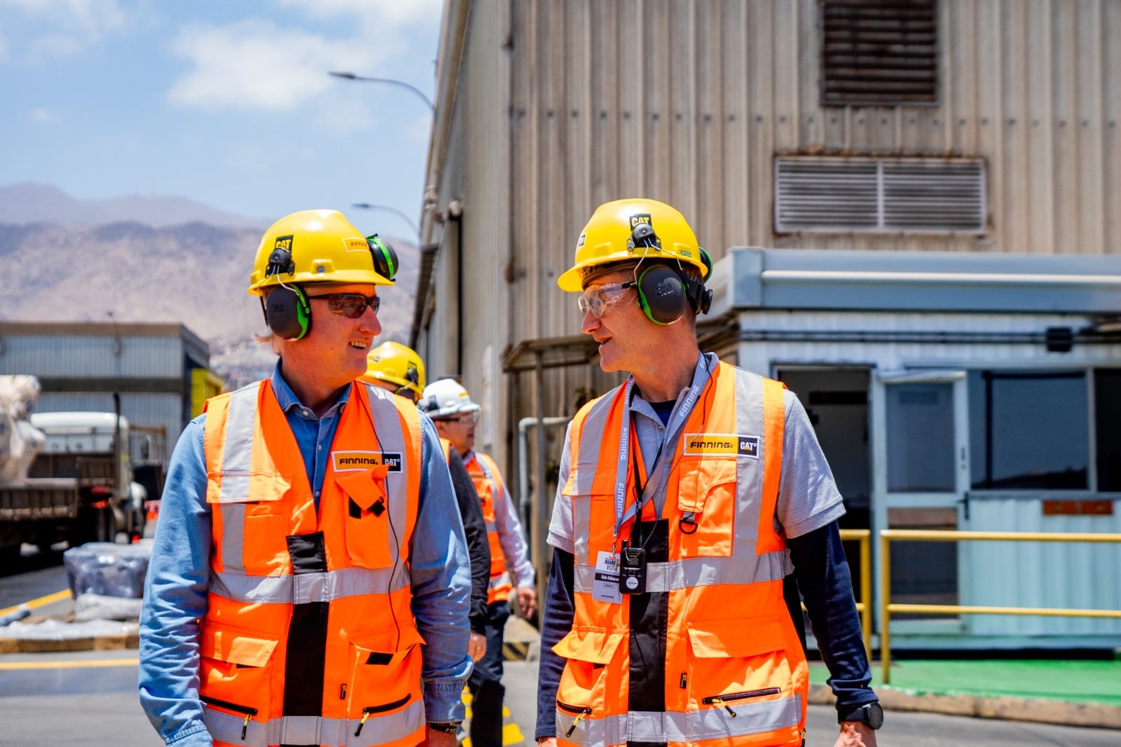 A la izquierda, Kevin Parkes, presidente y CEO de Finning International, la comercializadora oficial de Caterpillar (CAT) en la Argentina