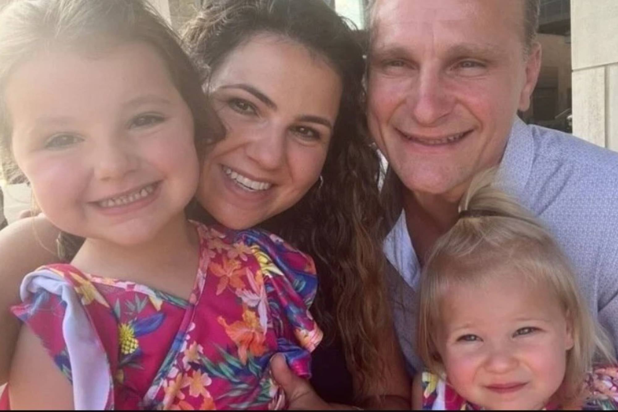 Roman Surovtsev junto a su mujer y sus dos hijas