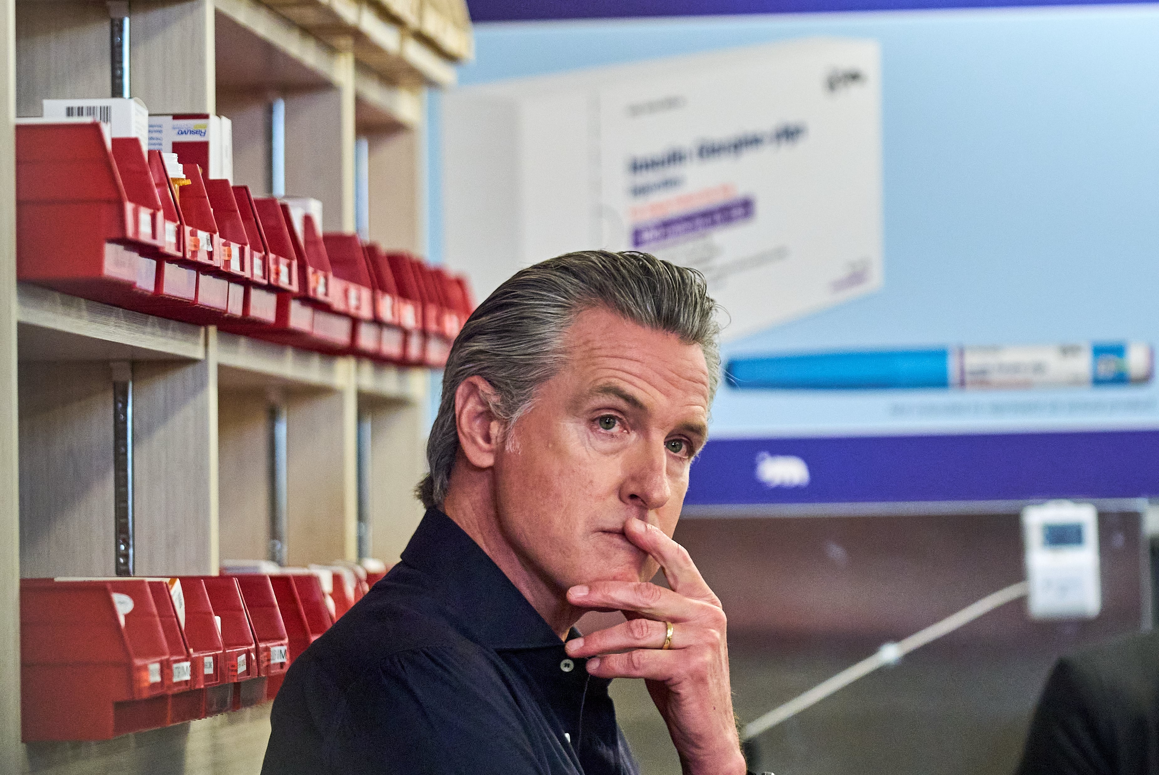 El gobernador de California, Gavin Newsom, escucha las preguntas de los medios