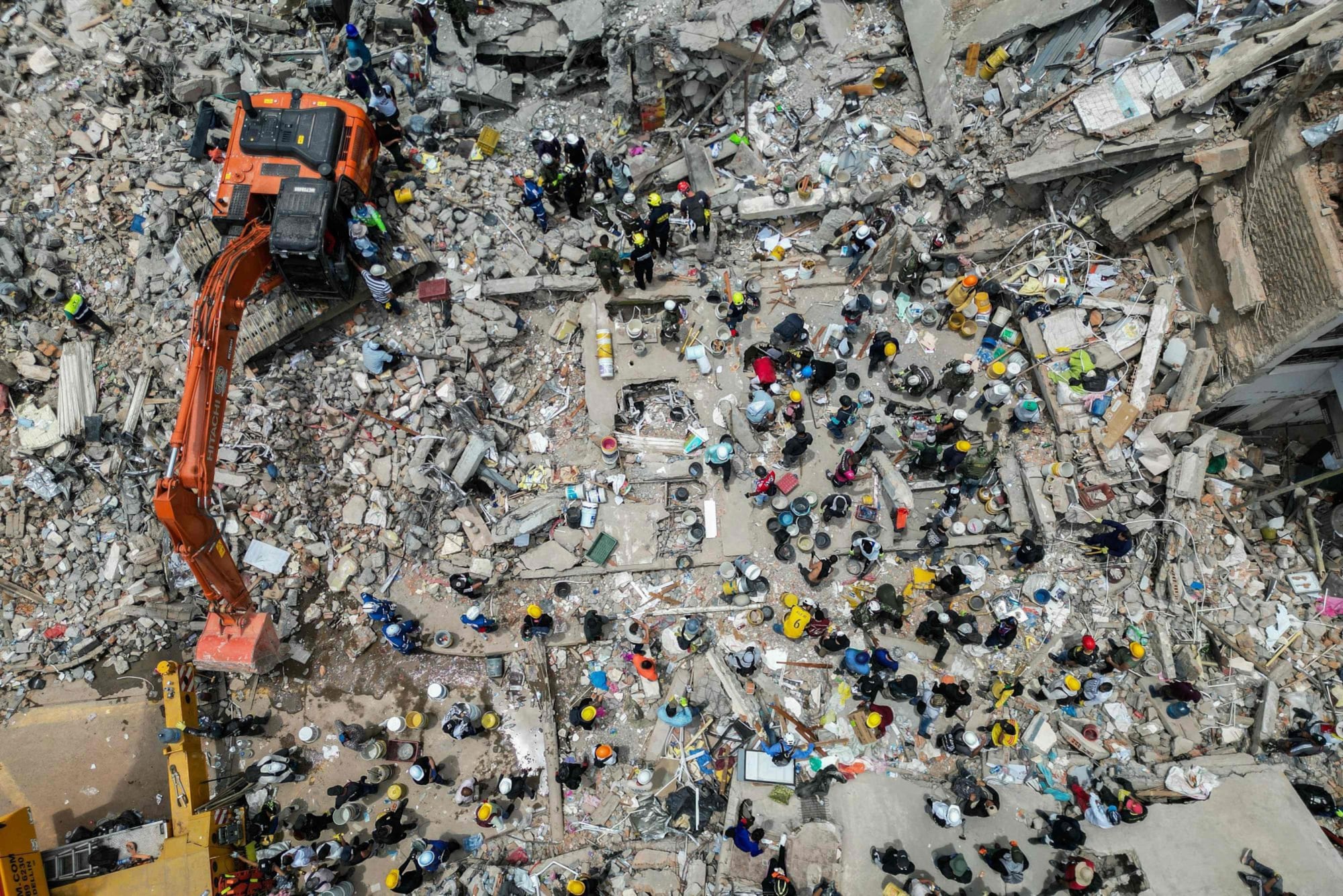 Vista aérea de la maquinaria pesada utilizada por los equipos de rescate en la búsqueda de sobrevivientes entre los escombros de un edificio derrumbado en Pereira (Luis Acosta / AFP)