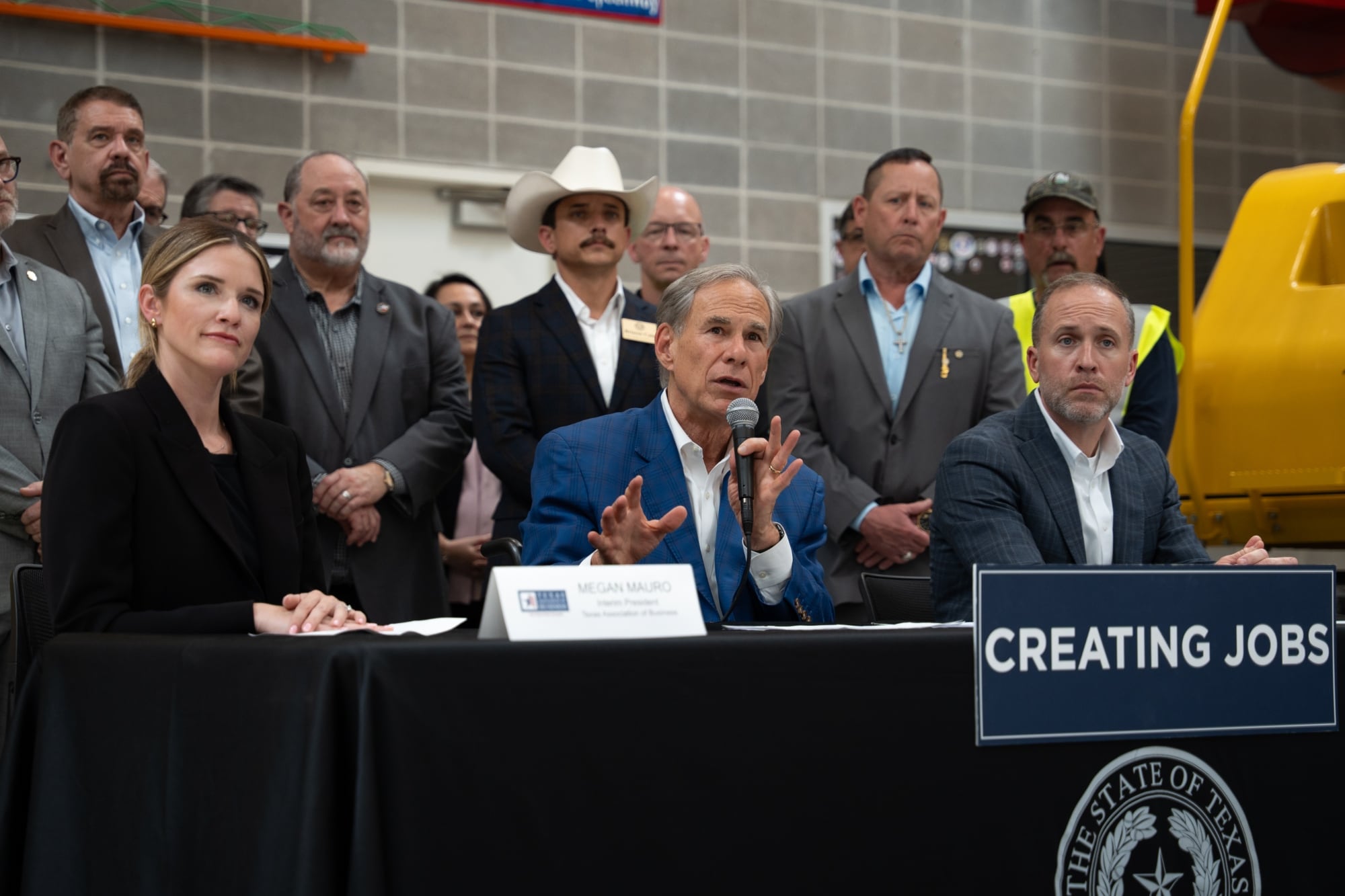 Abbott refuerza el sistema de acogida familiar en Texas tras el impacto de las detenciones del ICE a migrantes