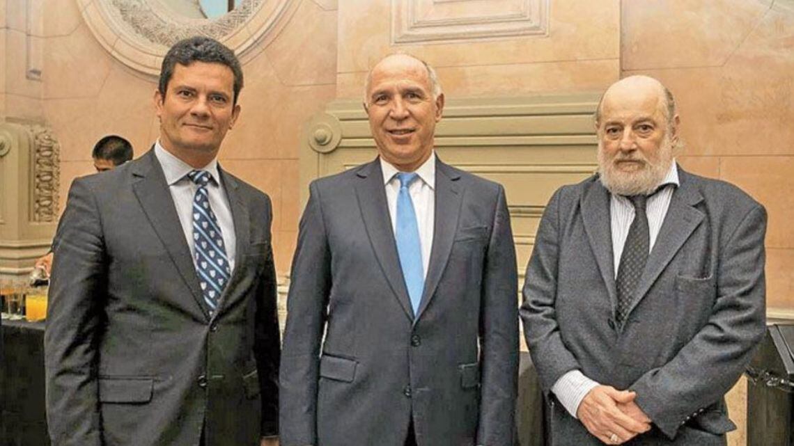 El juez Sergio Moro junto a Ricardo Lorenzetti, presidente de la Corte, y el juez federal Claudio Bonadio