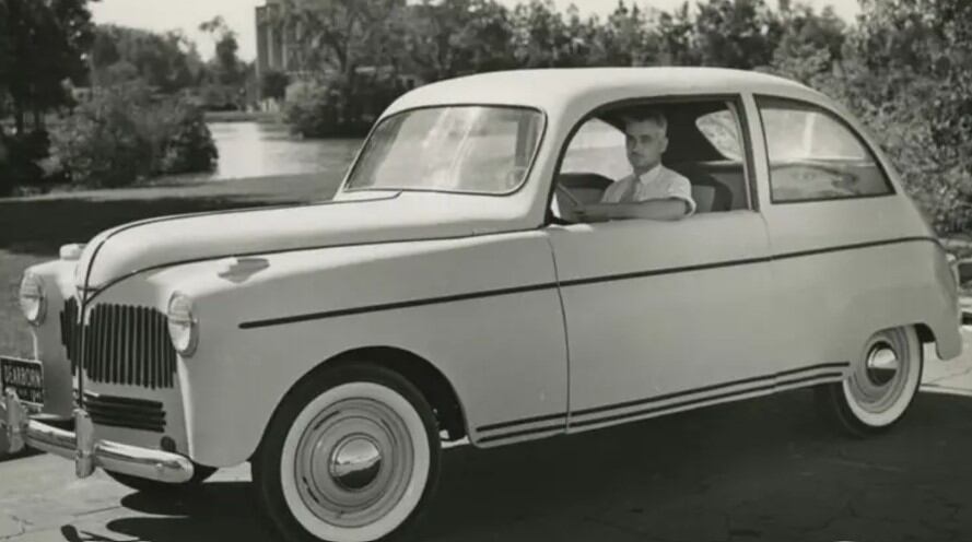 El Soybean Car con Lowell E. Overly al volante