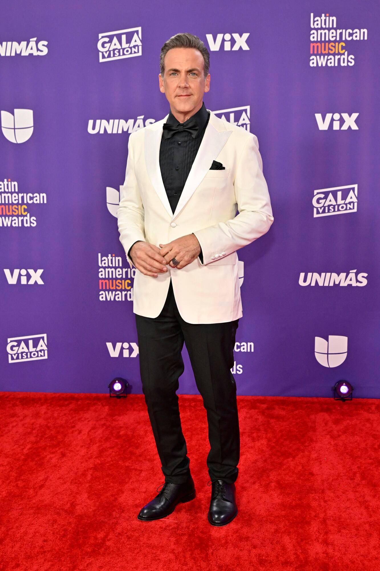 El actor, compositor y productor Carlos Ponce le puso el toque formal a la alfombra roja de los Latin American Music Awards 2024