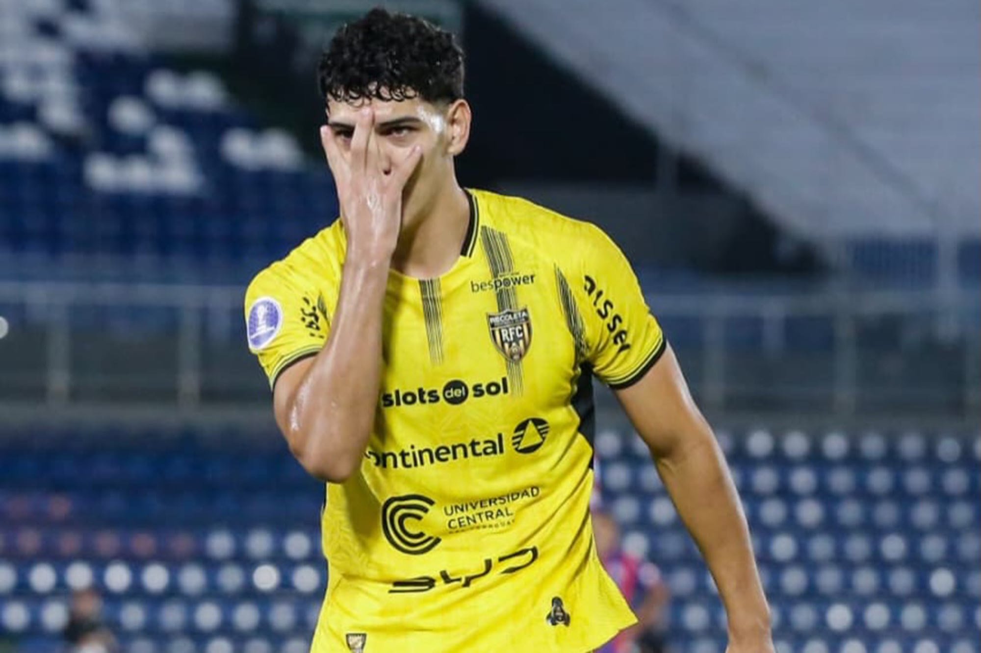 Allan Wik, el autor del gol de Recoleta, hizo además una jugada espectacular en el final y a punto estuvo de conseguir el 2-1 para el club debutante absoluto en competencias de Conmebol.
