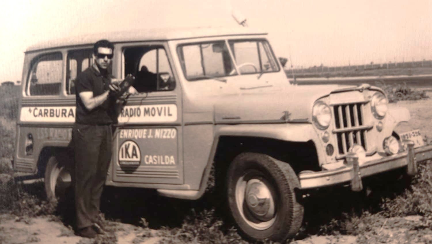 Gagliardi junto a un móvil montado en una Estanciera