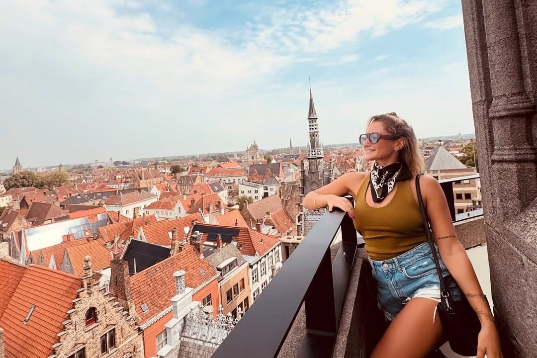 La joven en uno de sus viajes