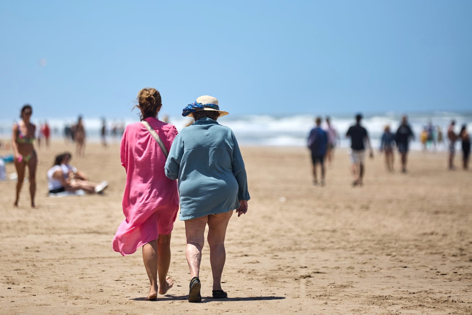 Las vacaciones de los +70: vuelven todos los años a Pinamar, pero ahora viven el verano sin presiones