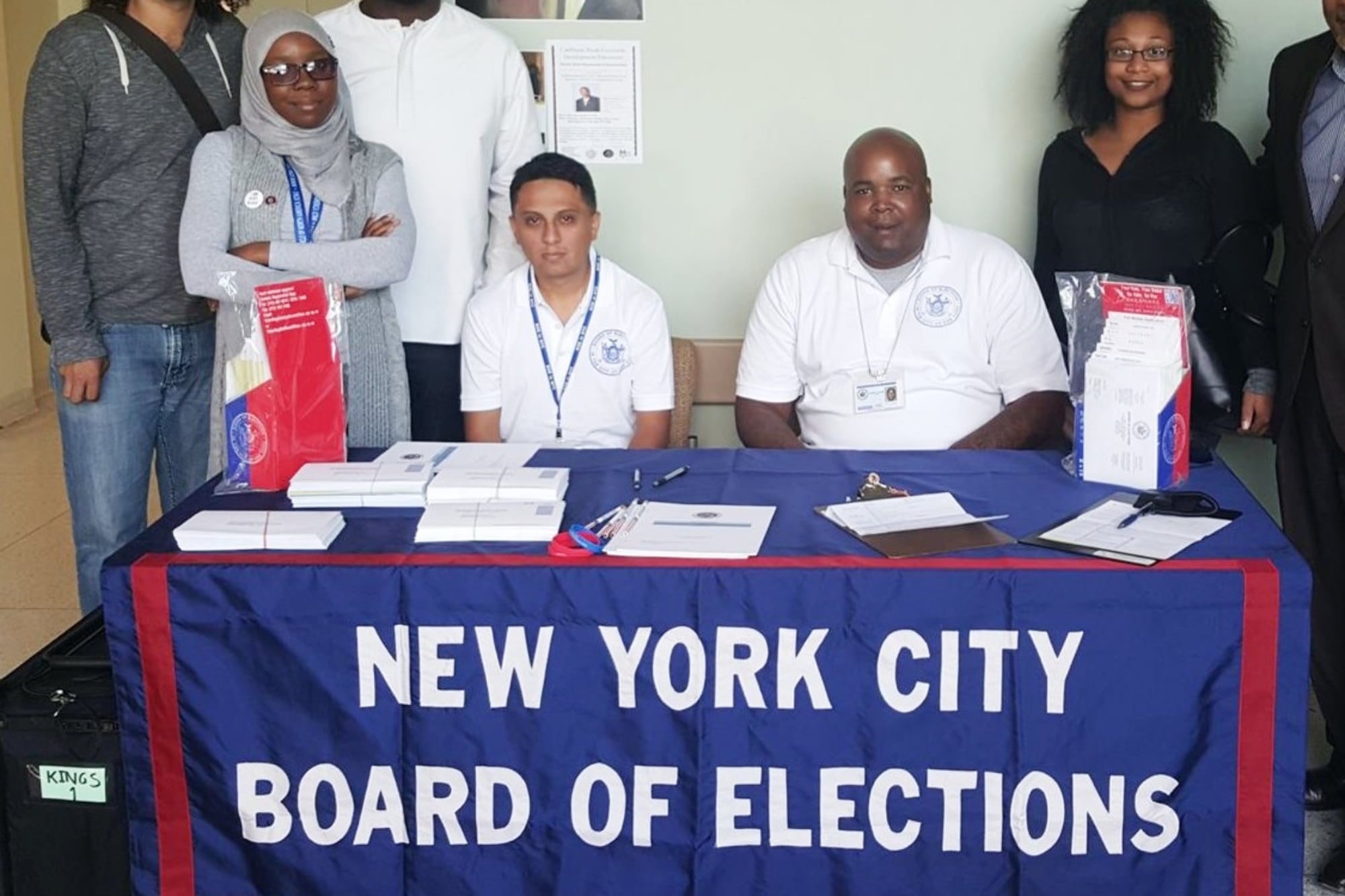¿Qué documentos necesito para votar en las elecciones de Nueva York 2025? 9 El sistema electoral de Nueva York incluye opciones de accesibilidad para personas con discapacidades, como pantallas táctiles, teclados en braille y controles de soplido o palanca