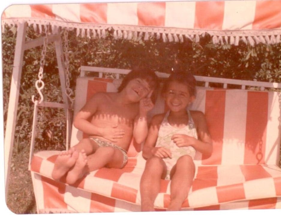 Edgardo y Georgina durante una infancia compartida en la que, recuerda ella, “no había una actividad para él y otra para mí”