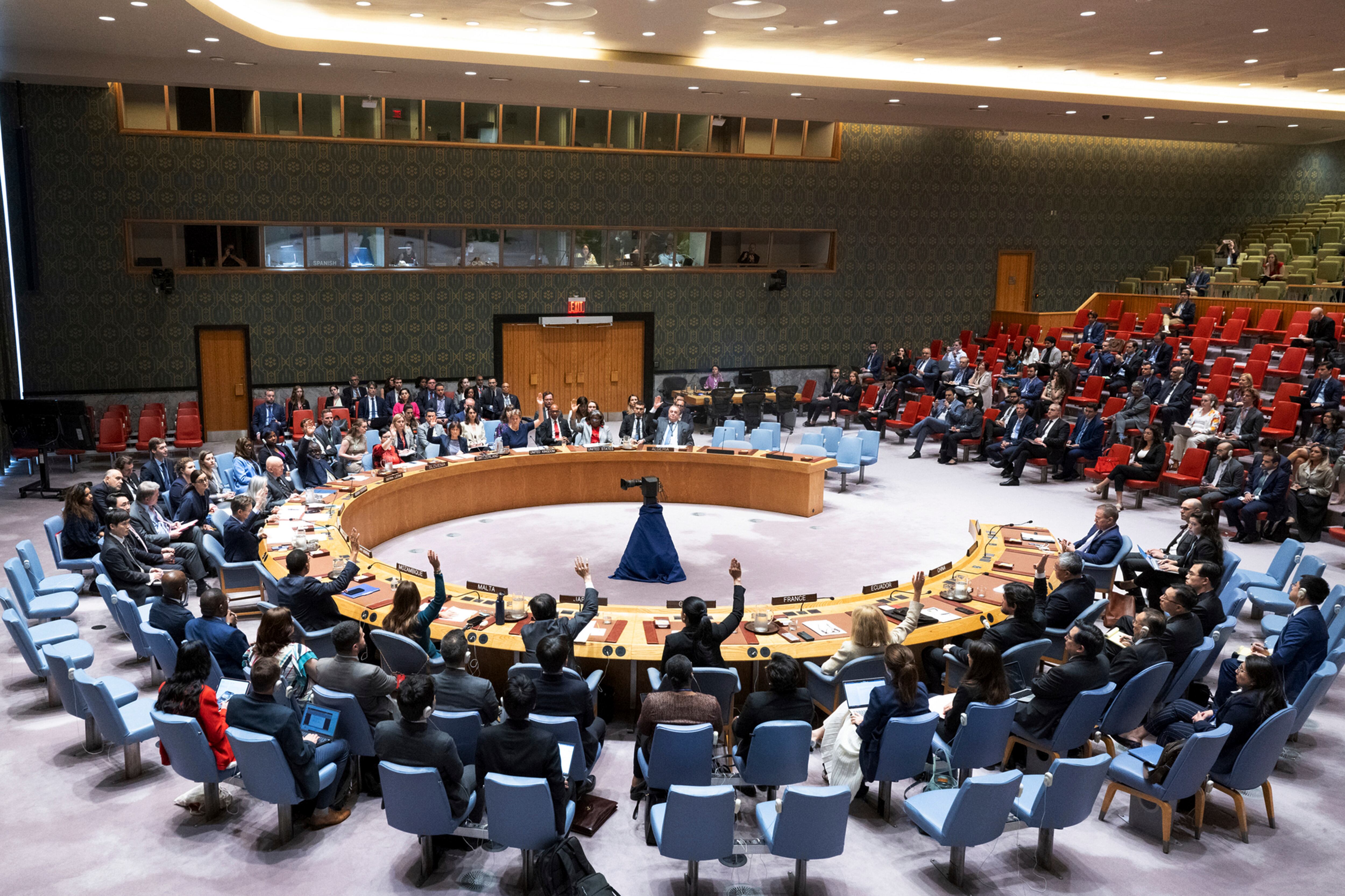 En esta fotografía difundida por las Naciones Unidas, miembros del Consejo de Seguridad votan para aprobar su primera resolución para respaldar un plan de cese del fuego con el objetivo de ponerle fin a los ocho meses de guerra entre Israel y Hamas.